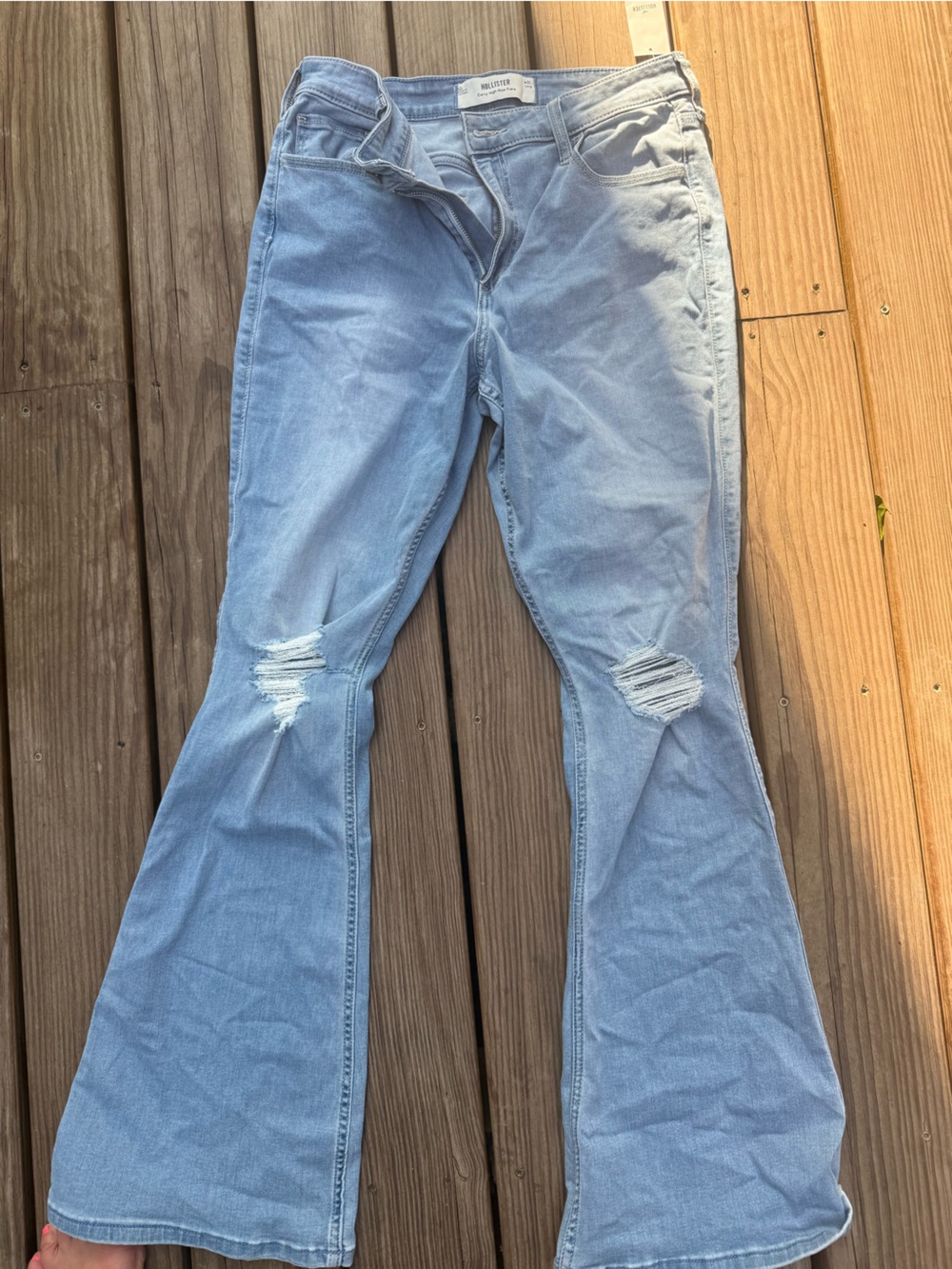 Hollister Light Wash Blue Denim Curvy High Rise Flare Jeans. Size 12 x 31. NWT.